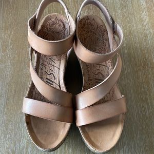 Blowfish Malibu tan wedge sanders w/ankle strap size 8